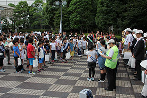 式典に集まった地域の人々