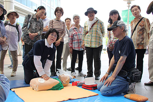 ＡＥＤ訓練を受ける地元町会の皆さん