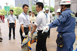 傷病者の搬送訓練