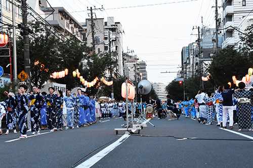 桜新道を通行止めにして行われた盆踊り