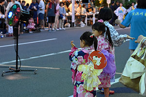 踊りを見る少女たち