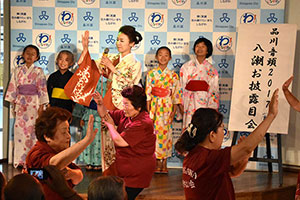 岩本さんの唄にあわせ踊る八潮やよい会の皆さん