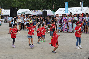 子どもたちによるダンスの発表