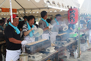 焼き鳥屋台　黙々と鳥を焼く