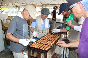 たこ焼き屋台の職人たち