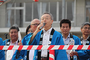 あいさつを述べる桑村副区長
