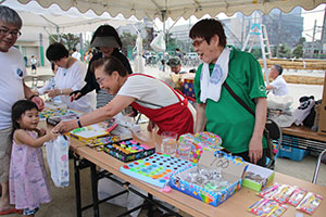 にぎわう出店