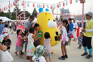 ケーブルテレビ品川のマスコットキャラクター「シナガワン」も盆踊りに参加