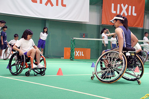 船水選手の指導で車いすを体験