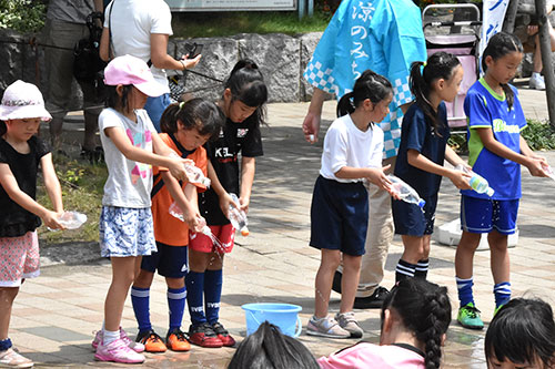 打ち水をする子どもたち