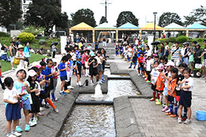 打ち水大作戦に集合した子どもたち