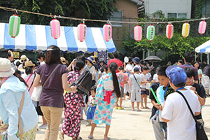 にぎわう区民まつり　浴衣の女の子も