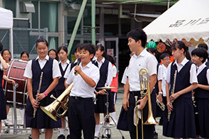 子どもたちが演奏を披露