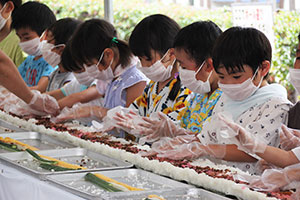 一生懸命作業する子たち