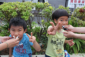 笑顔でのり巻きを食べる男の子たち