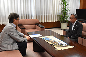 計画について話す藤井教授と濱野区長