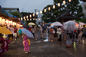 雨でもにぎわう祭り会場