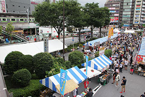 多くの人でにぎわった、会場の五反田駅東口ロータリー