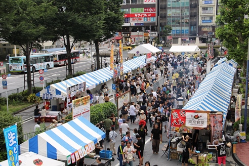 にぎわう五反田駅東口ロータリー