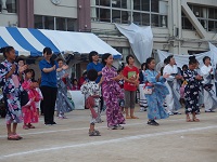 盆踊りを踊る子供たち
