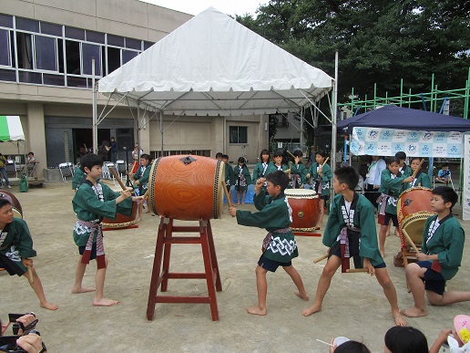 太鼓を演奏する荏原平塚学園の児童