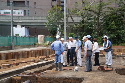 中庭跡に立ち、調査員の質問に答える卒業生