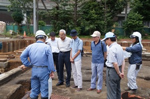 旧品川町のマークの入った雨水升の蓋をみる