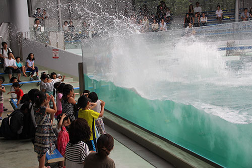 客席にかかるたくさんの水しぶき