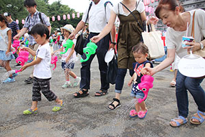 オープニングで行われた打ち水大作戦