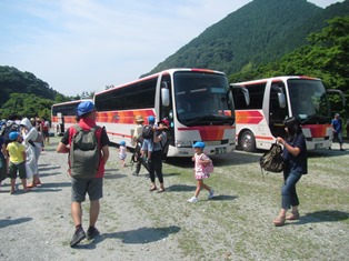 日帰りキャンプ、バス5台で行きました