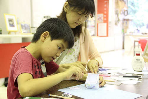 集中して作業する男の子