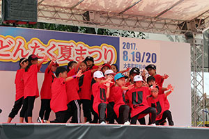 ダンスコンテスト キッズ部門 ポーズをきめる子どもたち