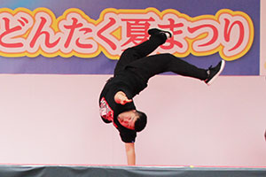 ダンスバトル決勝戦 きまったアクロバティックなポーズ