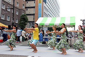 フラダンスを披露