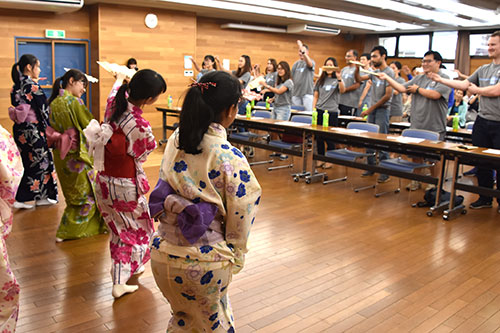 外国人と一緒に「さくら」を踊る