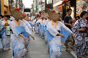 「三國港 帯のまち流し」を踊る坂井市の主要メンバー