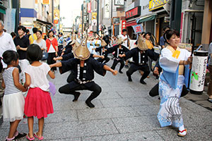 「三國港 帯のまち流し」を楽しむ子どもたち