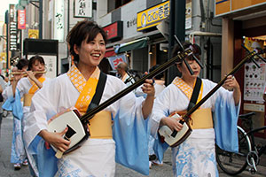 「三國港 帯のまち流し」　三味線の演奏