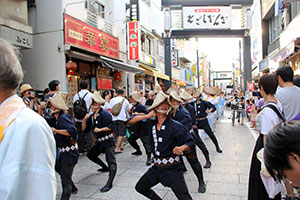 「三國港 帯のまち流し」　力強い男性の踊り