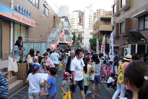 多くの人で賑わう会場