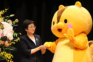 中川原副区長とキャラ「くるみ」ちゃん