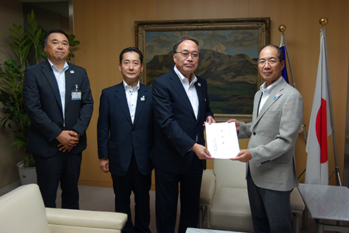 濱野会長(区長)から副知事へ要望書を提出