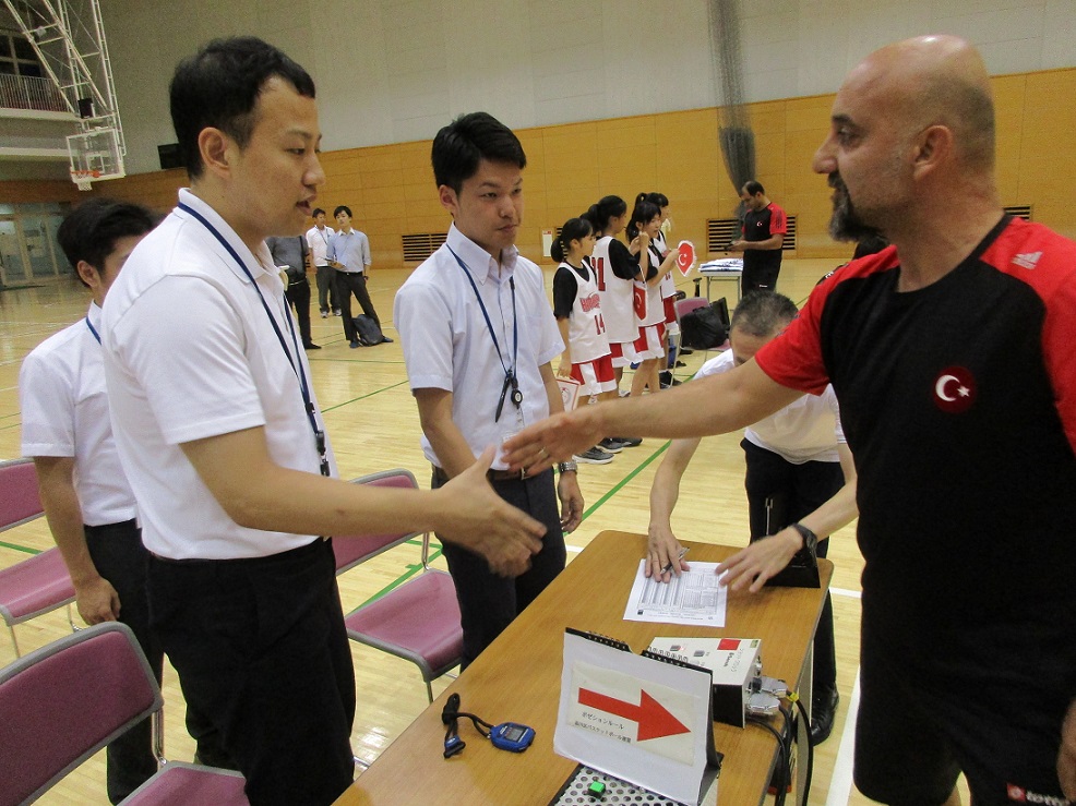 監督と審判握手