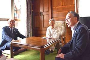 談笑する吉江さんと濱野区長、池田会長