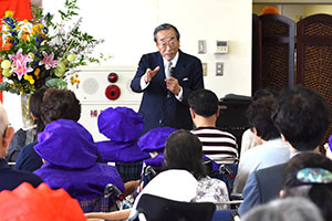 あいさつする内野理事長