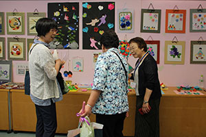 山中小学校の空き教室を利用して活動する「山中いきいき広場」の作品展示コーナー