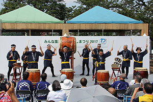 社会福祉協議会ふれあい作業所の皆さんによる“ふれあい太鼓”の演奏