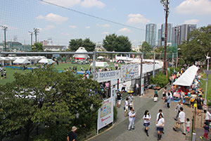 大勢の人でにぎわう会場のしながわ中央公園