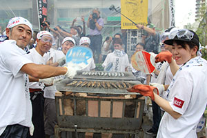 さんまを焼くボランティアの方々