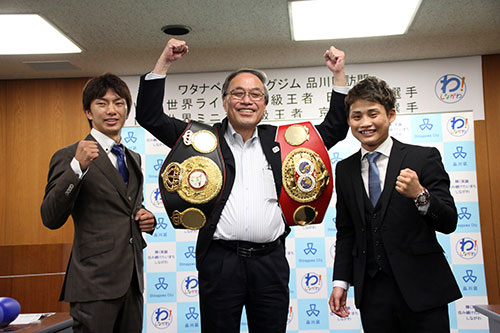 田口・京口両選手を祝福する濱野区長